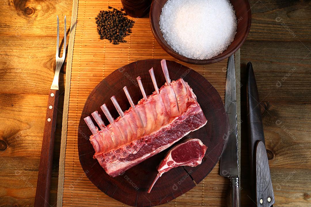 Foto Assado de Tira Bife Grelhado na Grelha Com Osso Carne na Parte da Costela do Boi