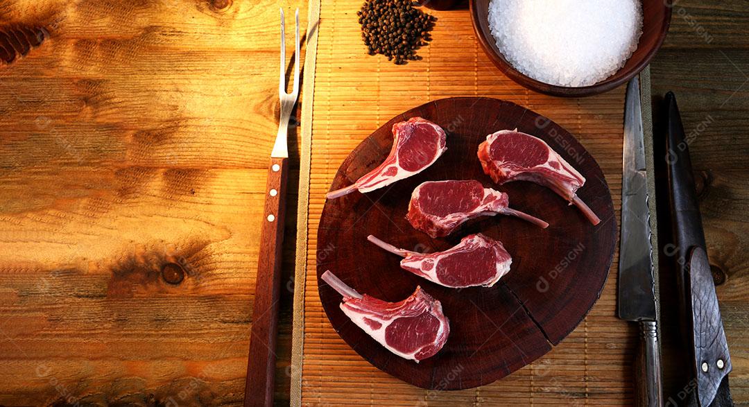 Foto Assado de Tira Bife Grelhado na Grelha Com Osso Carne na Parte da Costela do Boi