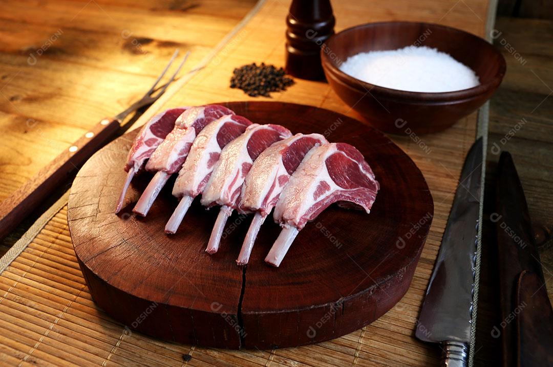 Foto Prateleira Francesa Pedaços Crus Cordeiro Cortados Tábua Madeira Sal Pimenta Fundo