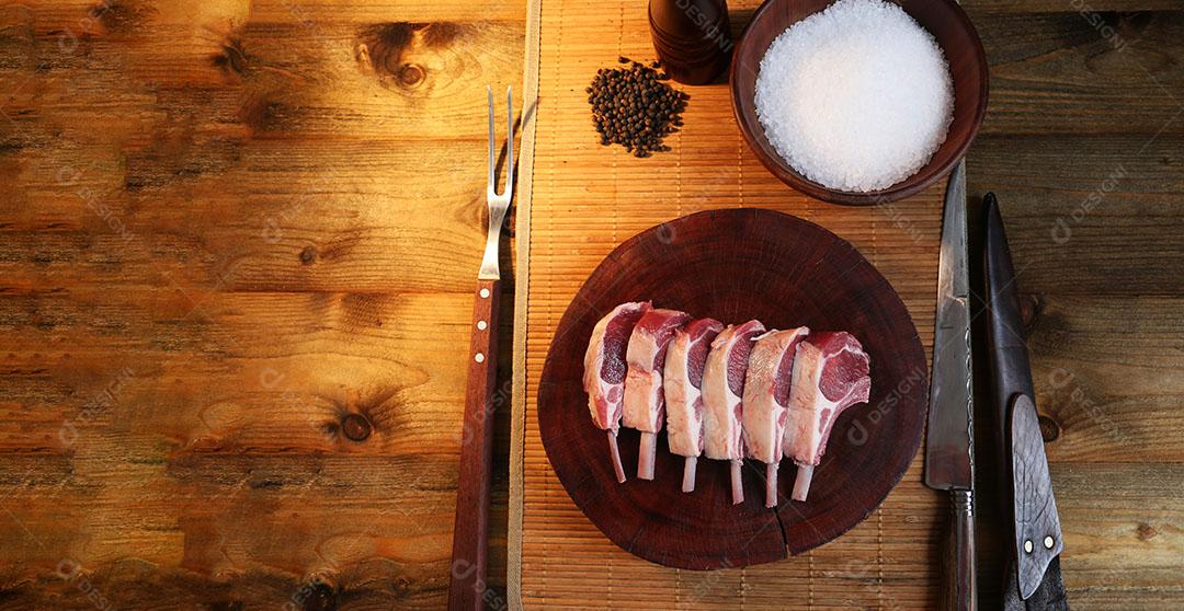 Foto Prateleira Francesa Pedaços Crus Cordeiro Cortados Tábua Madeira Sal Pimenta Fundo