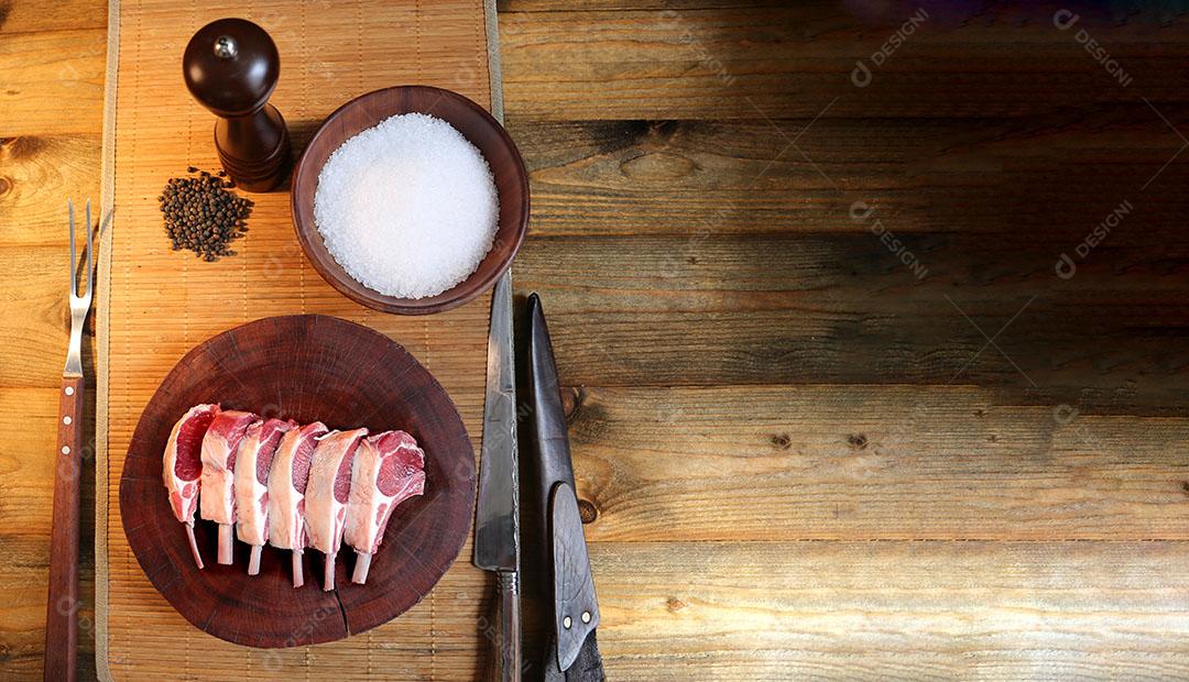 Foto Prateleira Francesa Pedaços Crus Cordeiro Cortados Tábua Madeira Sal Pimenta Fundo