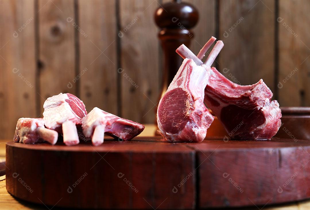 Foto Prateleira Francesa Pedaços Crus Cordeiro Cortados Tábua Madeira Sal Pimenta Fundo