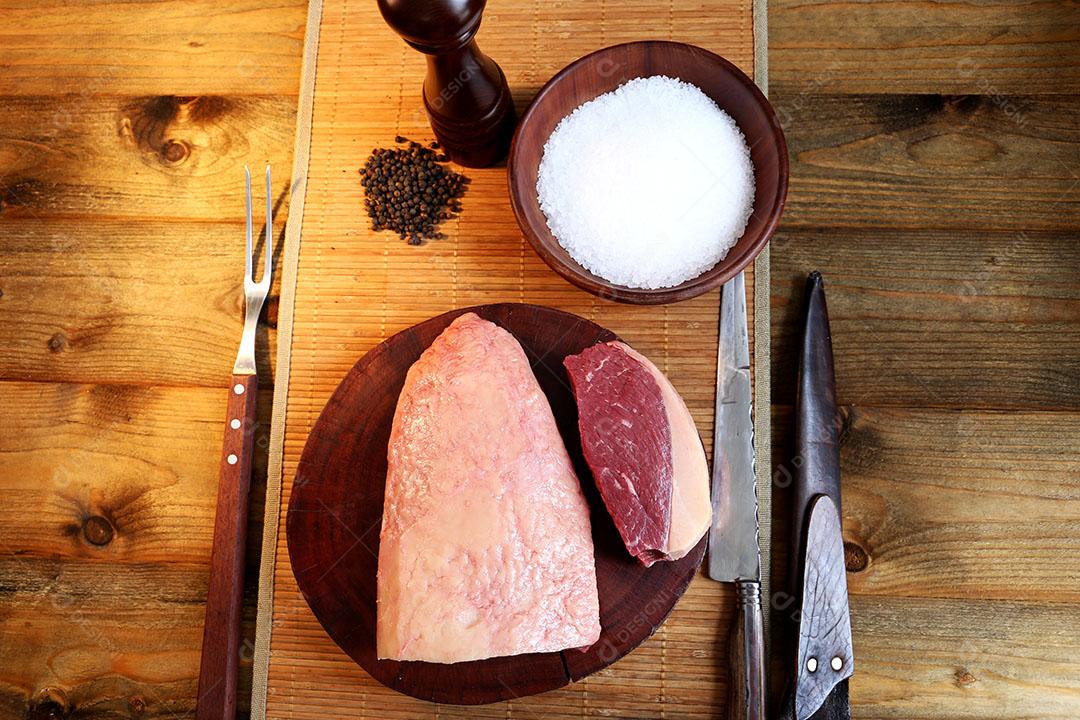 Foto Prateleira Francesa Pedaços Crus Cordeiro Cortados Tábua Madeira Sal Pimenta Fundo