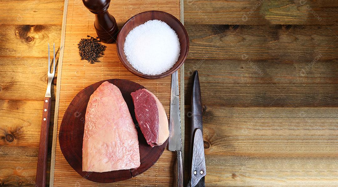 Foto Prateleira Francesa Pedaços Crus Cordeiro Cortados Tábua Madeira Sal Pimenta Fundo