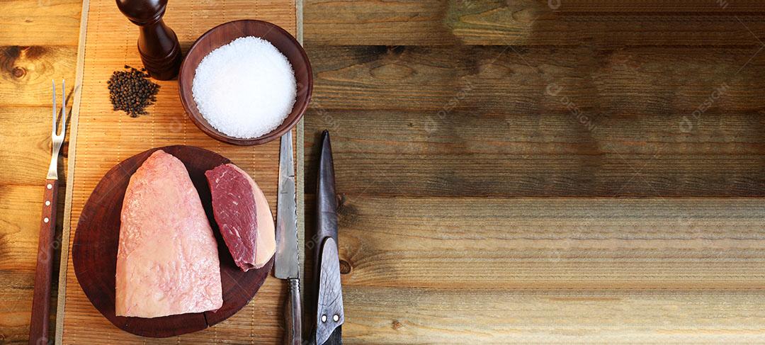 Foto Picanha Crua Carne Tradicional Brasileira Em Fundo de Madeira