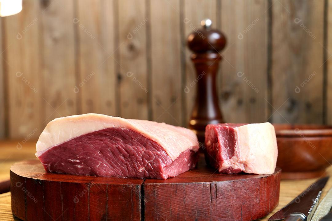Foto Picanha Crua Carne Tradicional Brasileira Em Fundo de Madeira