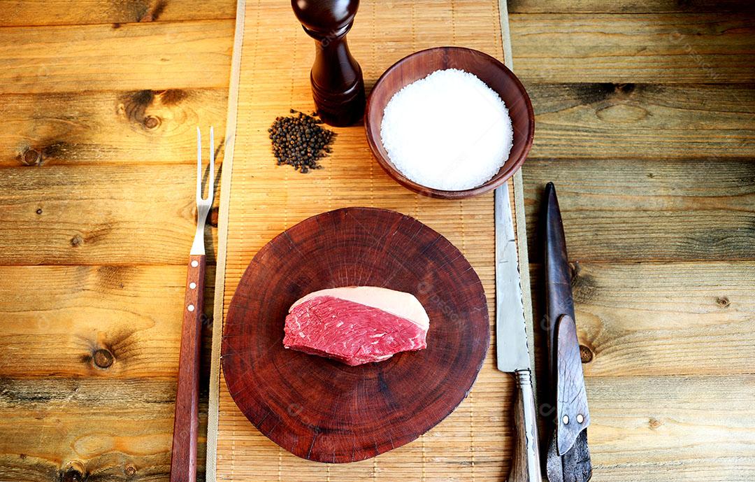 Foto Picanha Crua Carne Tradicional Brasileira Em Fundo de Madeira