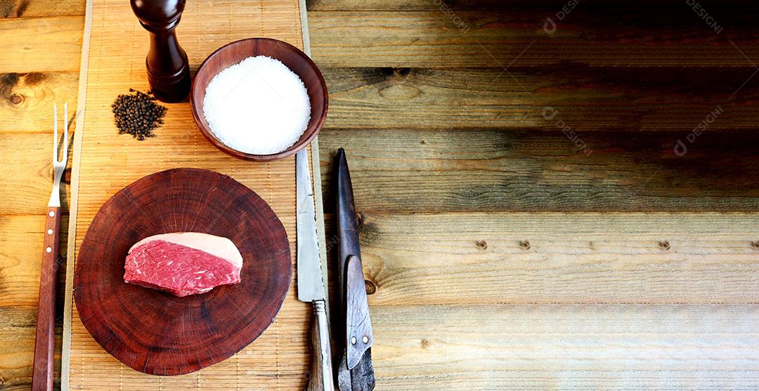 Foto Picanha Crua Carne Tradicional Brasileira Em Fundo de Madeira