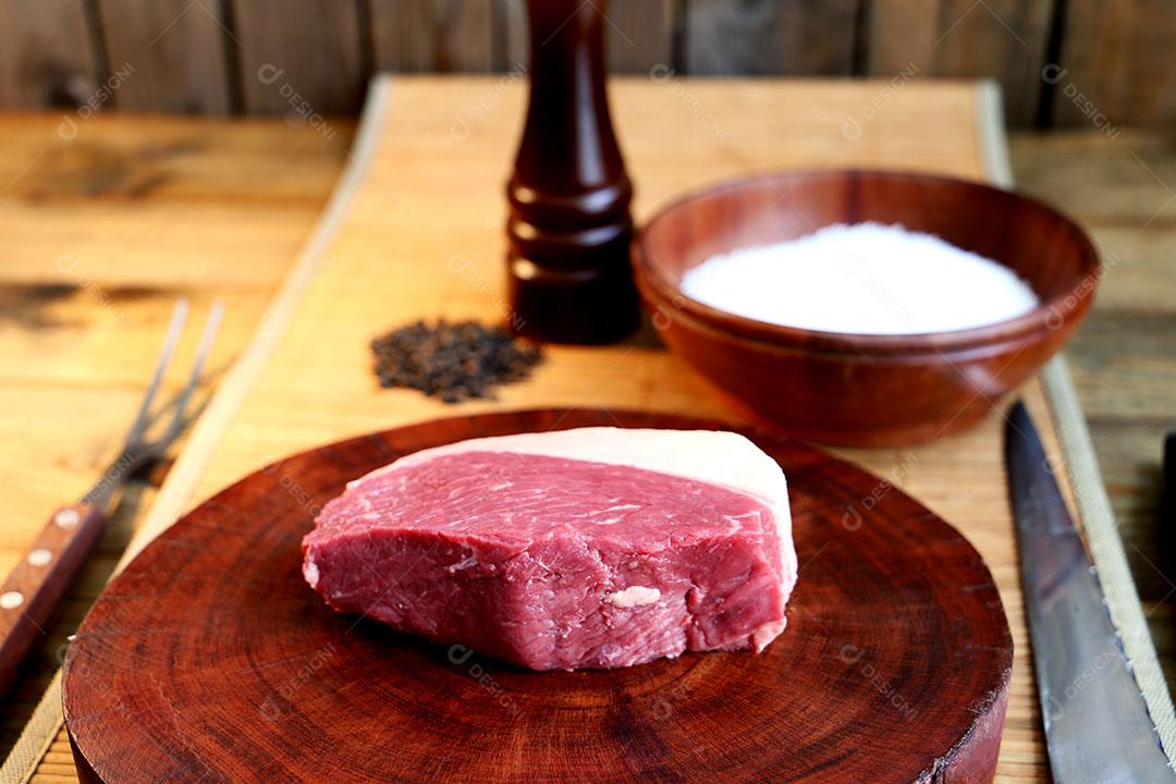 Foto Picanha Crua Carne Tradicional Brasileira Em Fundo de Madeira