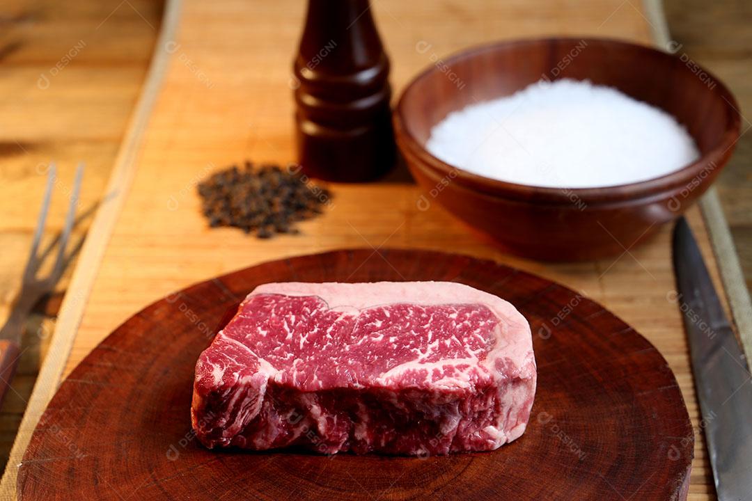 Foto Picanha Crua Carne Tradicional Brasileira Em Fundo de Madeira