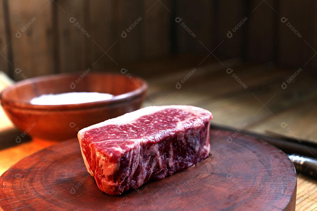Foto Picanha Crua Carne Tradicional Brasileira Em Fundo de Madeira
