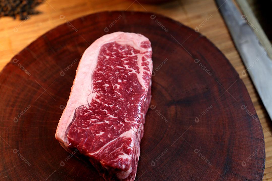 Foto Chouriço Bife Cru de Churrasco Brasileiro Fundo Com Madeira  Garfo Faca e Sal