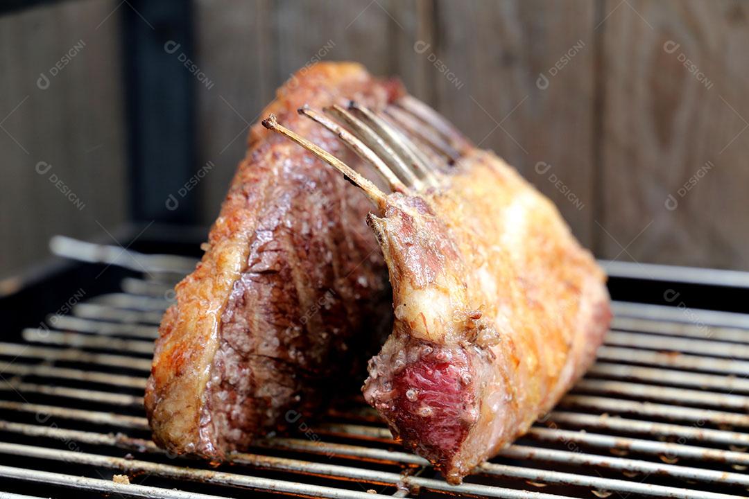 Foto Picanha Lindo Pedaço de Picanha na Grelha Tostando a Gordura Com Fogo