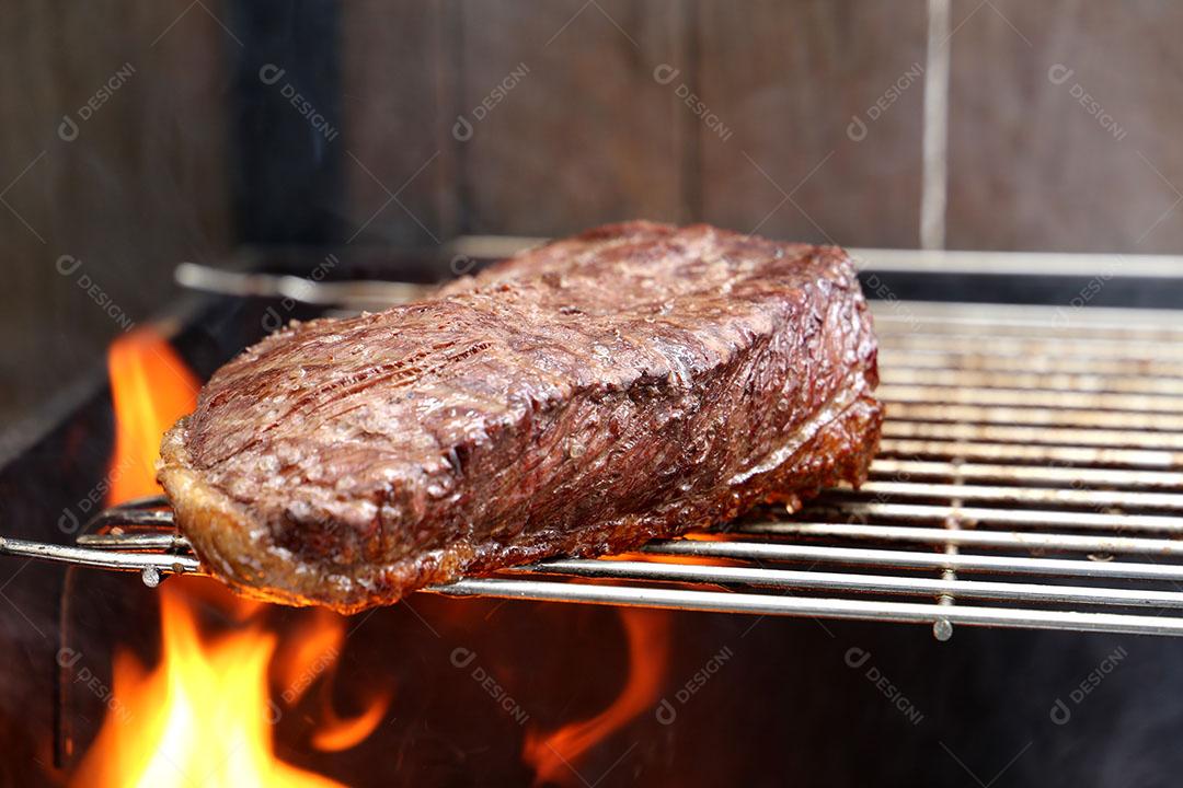 Foto Picanha Lindo Pedaço de Picanha na Grelha Tostando a Gordura Com Fogo