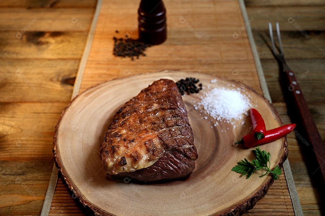 Foto Picanha Lindo Pedaço de Picanha na Grelha Tostando a Gordura Com Fogo