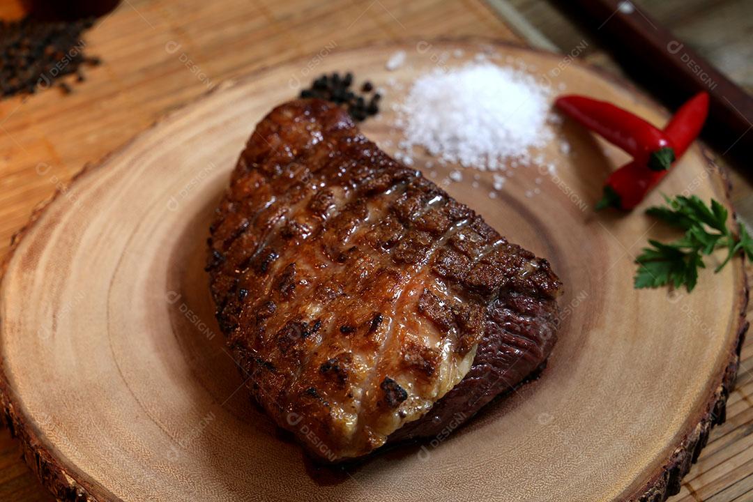 Foto Picanha Lindo Pedaço de Picanha na Grelha Tostando a Gordura Com Fogo