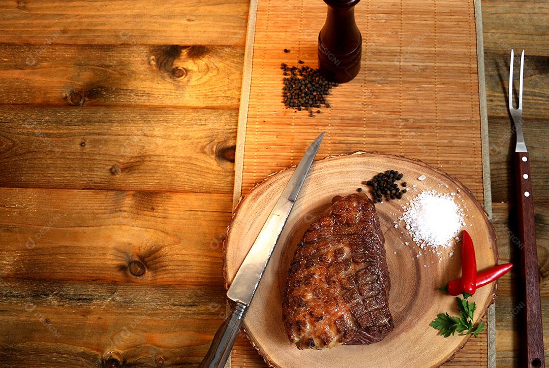 Foto Picanha Lindo Pedaço de Picanha na Grelha Tostando a Gordura Com Fogo