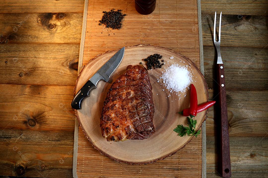 Foto Picanha Lindo Pedaço de Picanha na Grelha Tostando a Gordura Com Fogo