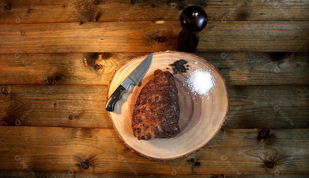 Foto Picanha Lindo Pedaço de Picanha na Grelha Tostando a Gordura Com Fogo