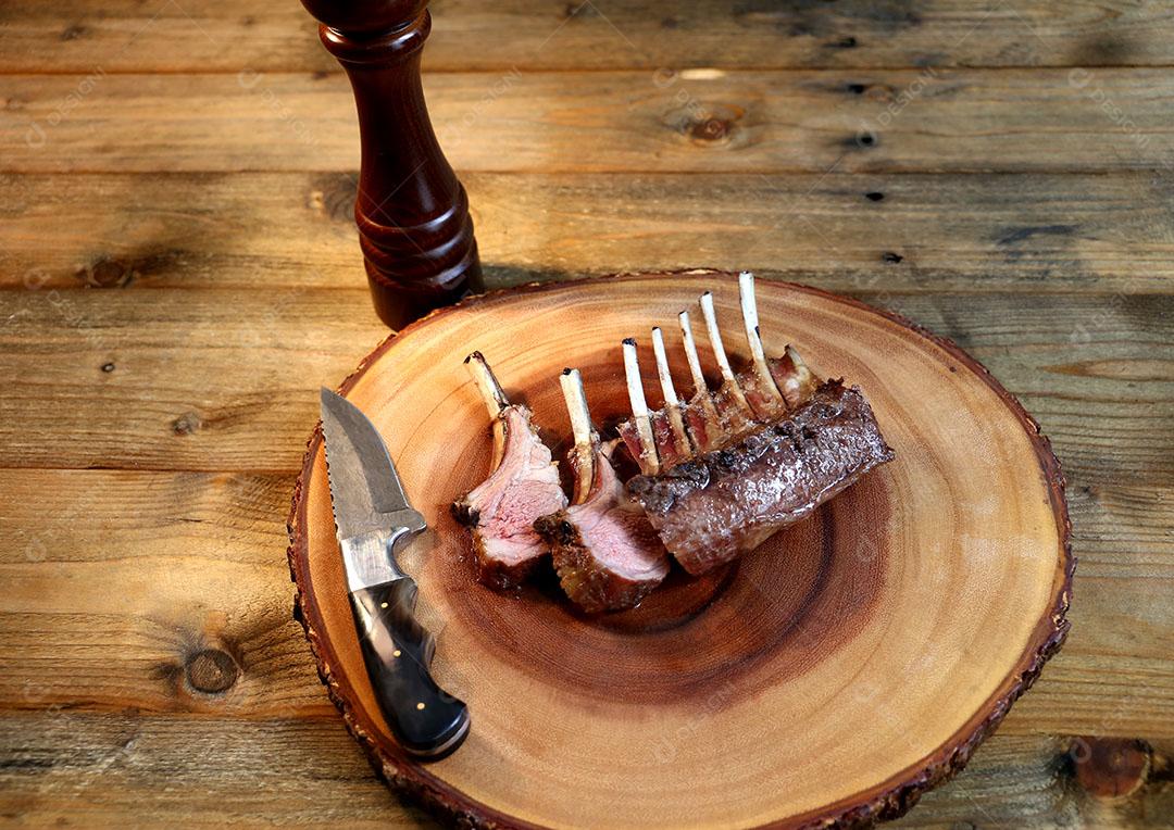 Foto Prateleira Francesa Costelas Cordeiro Grelhadas Churrasco Faca Pequena Sal Pimenta
