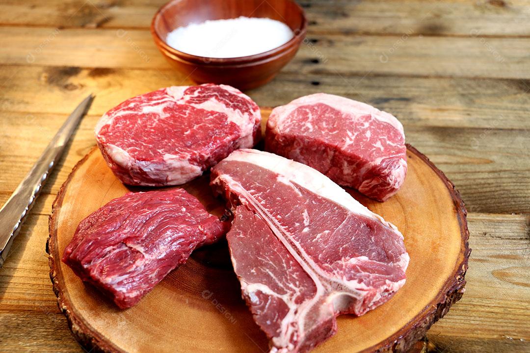 Foto Cortes Carnes Especiais Sob Tábua de Madeira Faca Ao Lado Fundo de Madeira Rústico