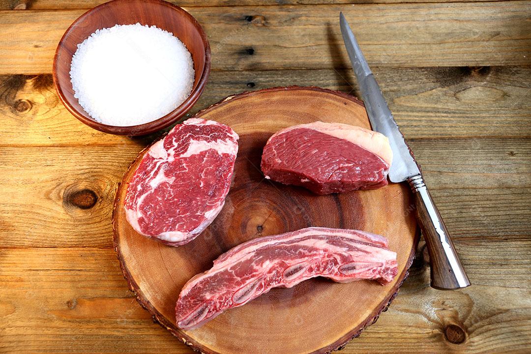 Vários Tipos de Cortes de Carne Especiais Em Fundo Preto Foto Estilo Banner Imagem JPG