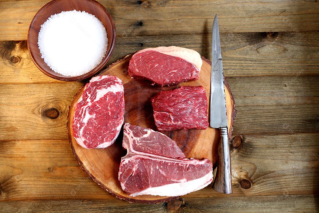 Vários Tipos de Cortes de Carne Especiais Em Fundo Preto Foto Estilo Banner Imagem JPG