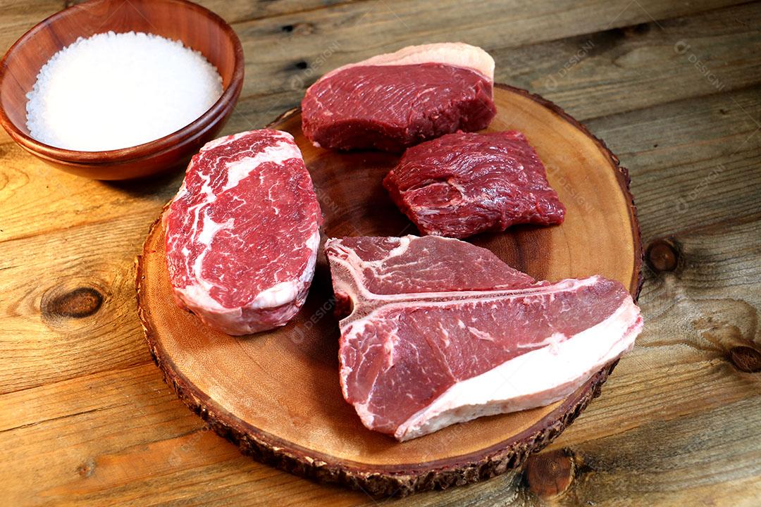 Vários Tipos de Cortes de Carne Especiais Em Fundo Preto Foto Estilo Banner Imagem JPG