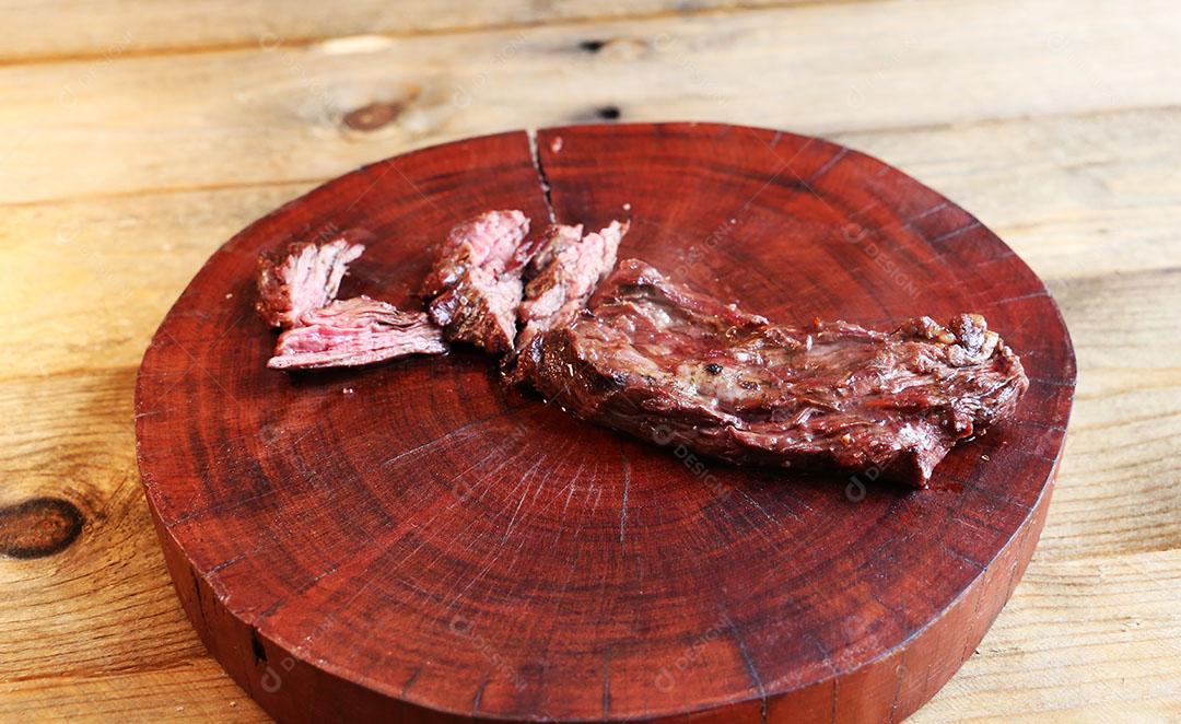 Bife de Flanco Grelhado Em Fundo de Madeira Vista do Topo Imagem JPG