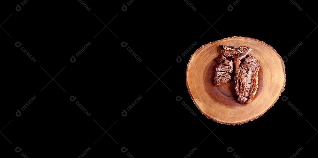 Foto Bife Grelhado na Grelha Com Osso e Dois Tipos de Carne Em Fundo de Madeira