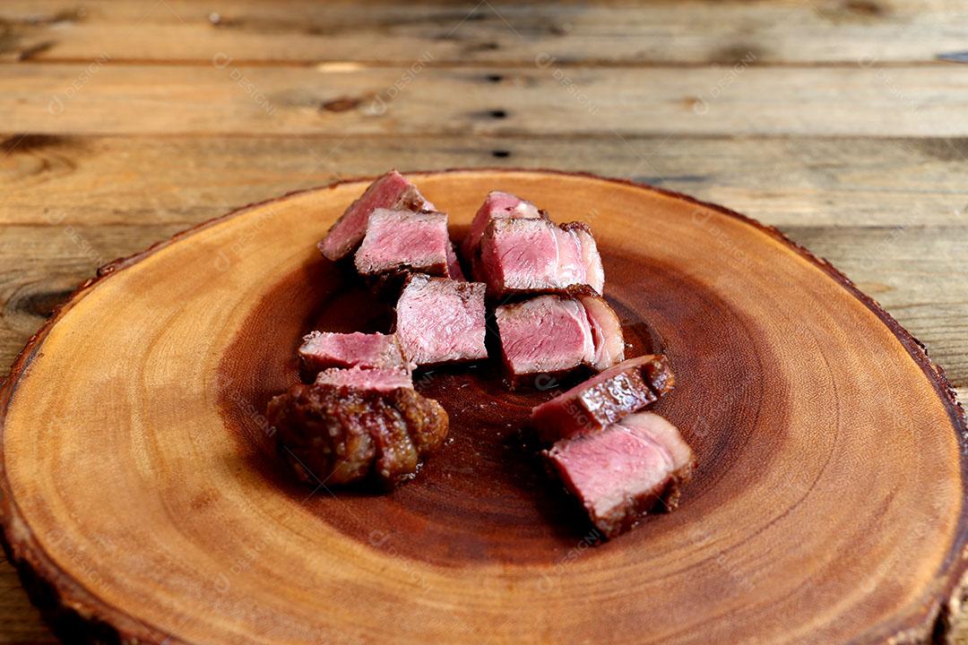 Foto Pedaços de Bife Ancho Cortados Tábua Madeira Garfo e Faca Ao Lado Vista Lateral