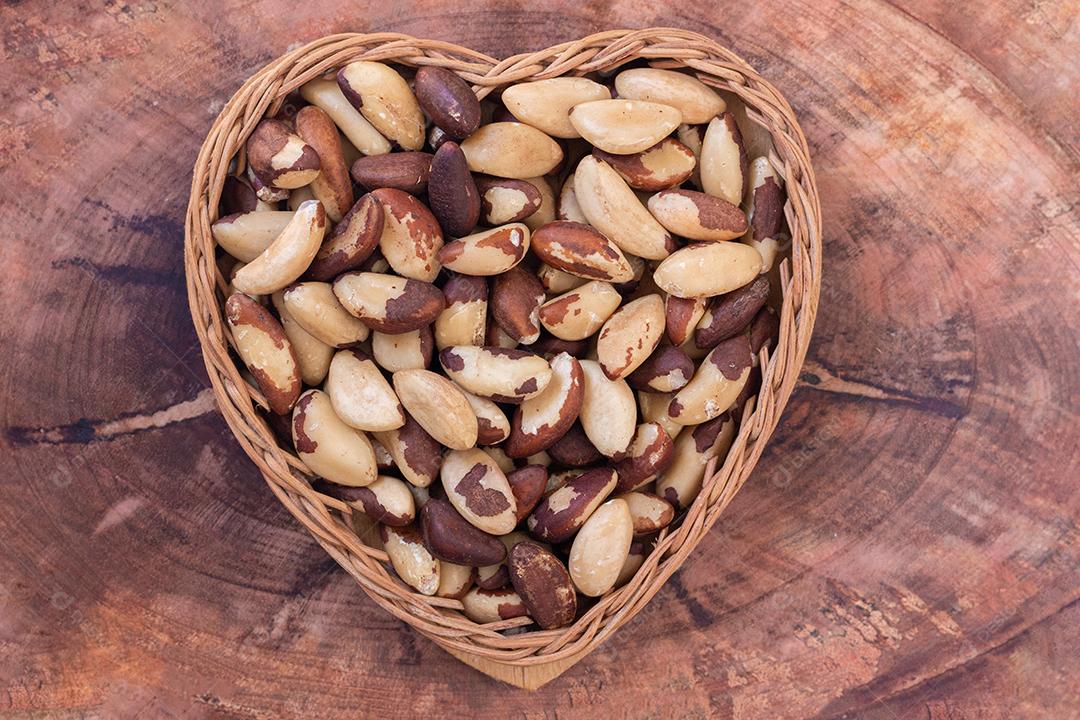 Castanha Brasileira Conhecida Castanha Pará Tigela Formato de Coraçao Imagem JPG