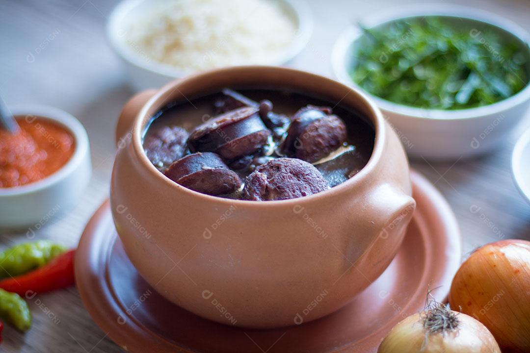 Feijoada Em Tigela de Cerâmica e Seus Ingredientes Comida Brasileira Imagem JPG