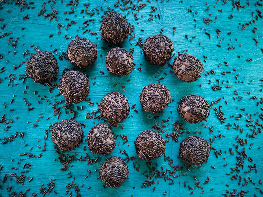 Brigadeiro Doce Tradicional Brasileiro Sobre Fundo Azul Imagem JPG