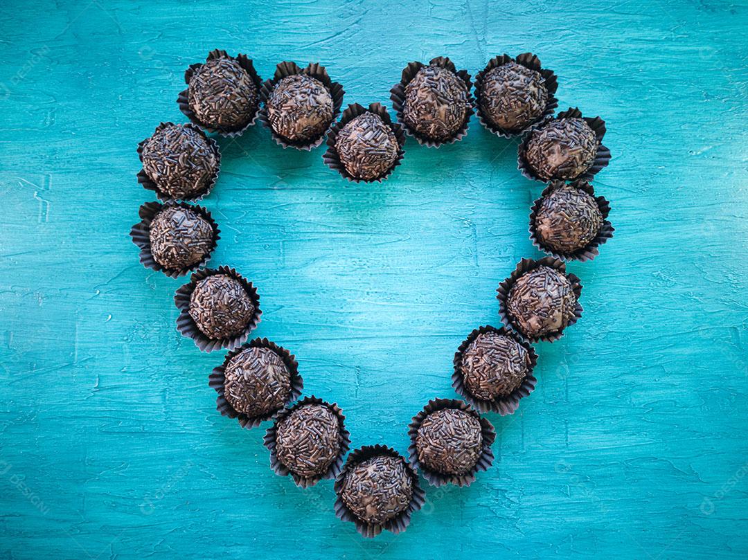 Brigadeiro Doce Brasileiro Tradicional Formando Coração Sobre Fundo Azul Imagem JPG