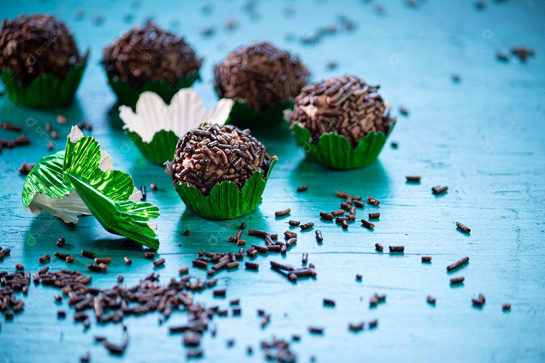 Foto Brigadeiro Doce Tradicional Brasileiro Sobre Fundo Azul