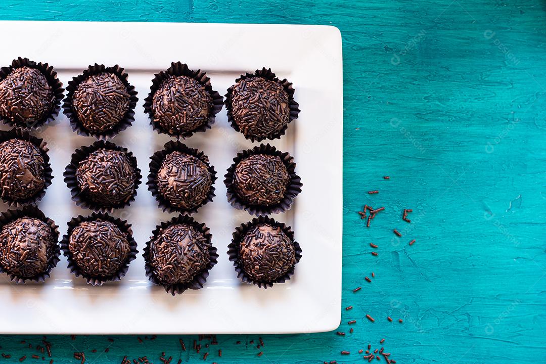 Foto Brigadeiro Doce Tradicional Brasileiro Sobre Fundo Azul