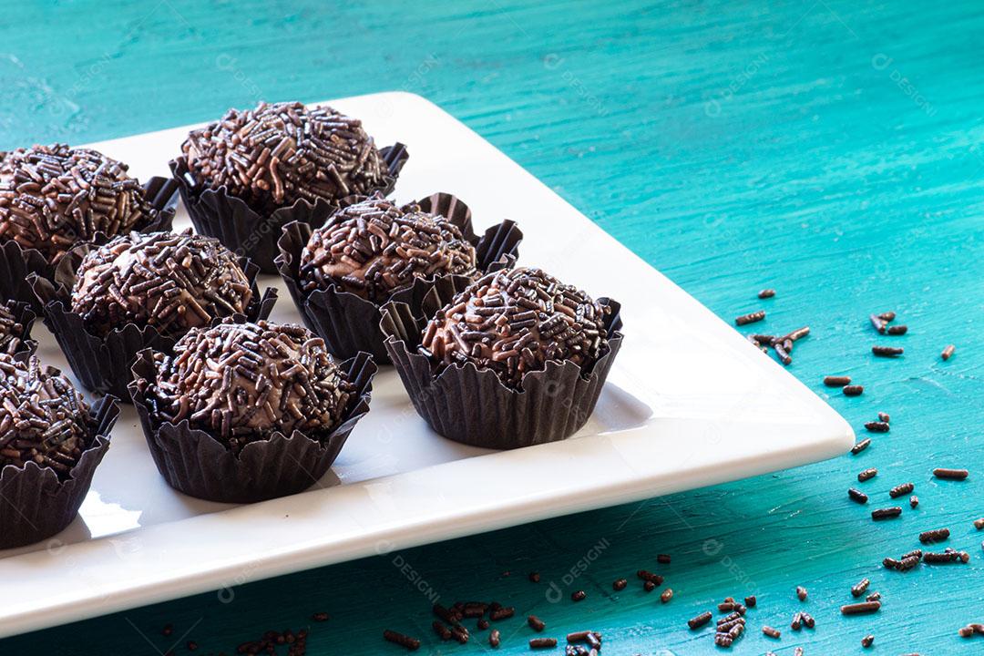 Foto Brigadeiro Doce Tradicional Brasileiro Sobre Fundo Azul