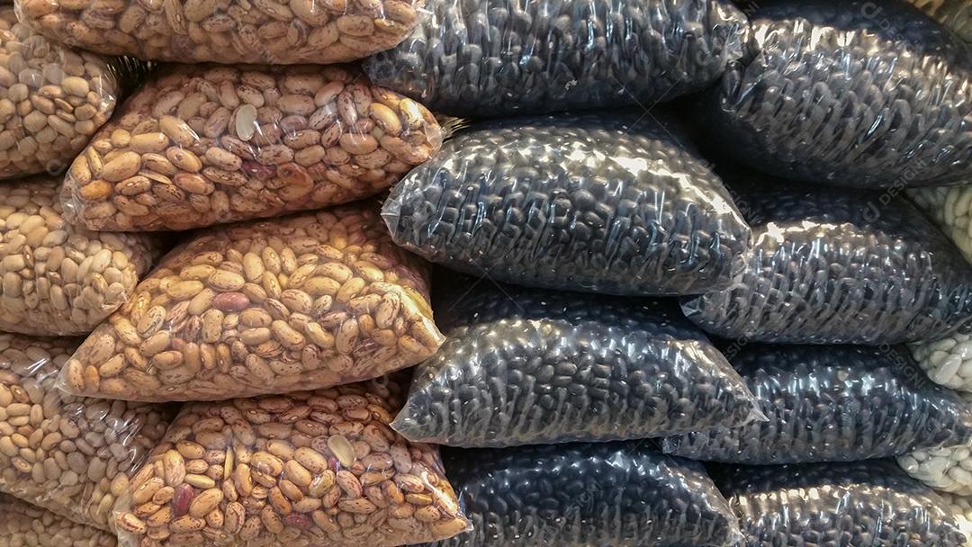 Sacos de Feijão Branco e Preto à Venda no Supermercado Imagem JPG