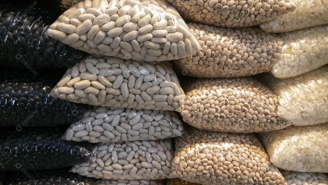 Sacos de Feijão Branco e Preto à Venda no Supermercado Imagem JPG