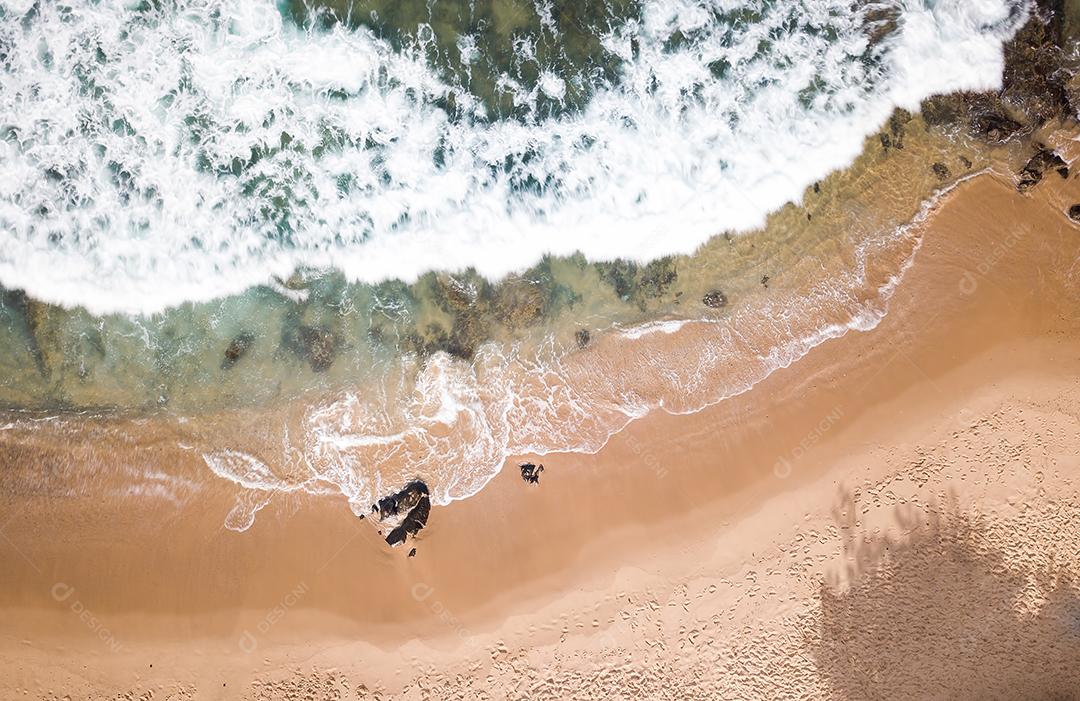 Foto Vista Aérea de Cima da Praia Com Ondas Deslumbrantes