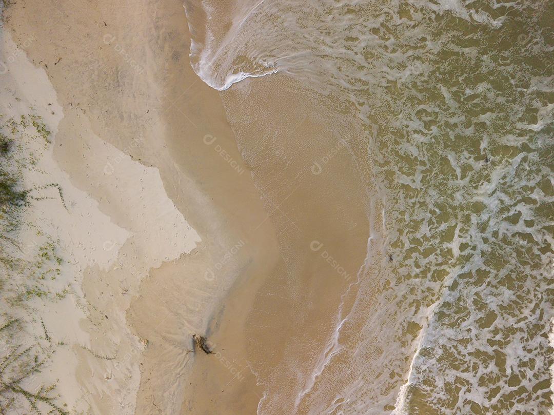 Foto Vista Aérea de Cima da Praia Com Ondas Deslumbrantes