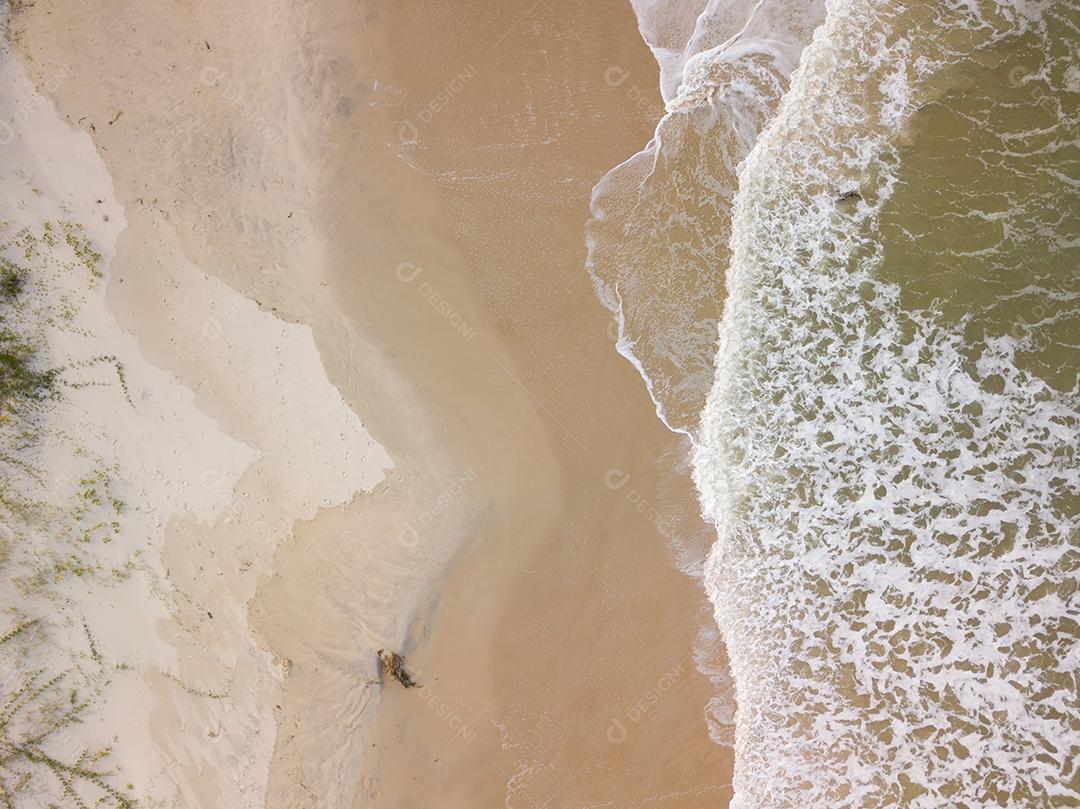 Vista Aérea de Cima da Praia Com Ondas Deslumbrantes Imagem JPG