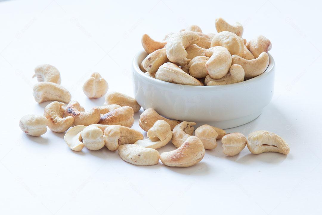 Castanhas de Caju Torradas e Fundo Branco Imagem JPG