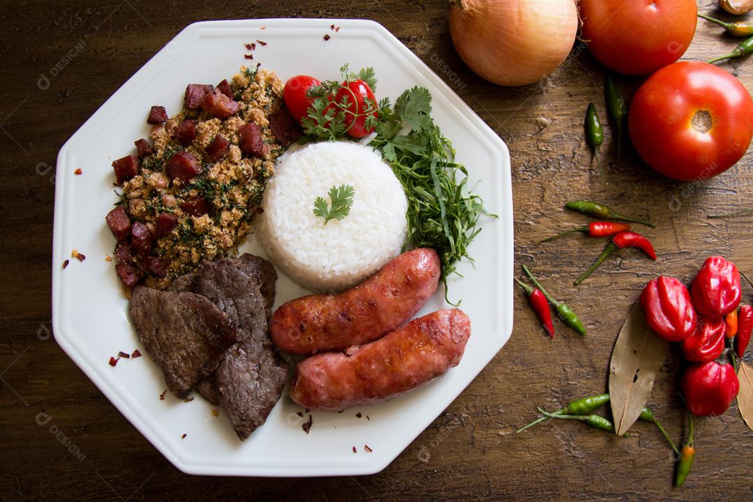 Foto Prato de Comida de Churrasco Brasileiro na Vista Superior de Fundo Envelhecido