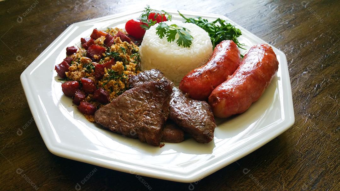 Foto Prato de Comida de Churrasco Brasileiro na Vista Superior de Fundo Envelhecido