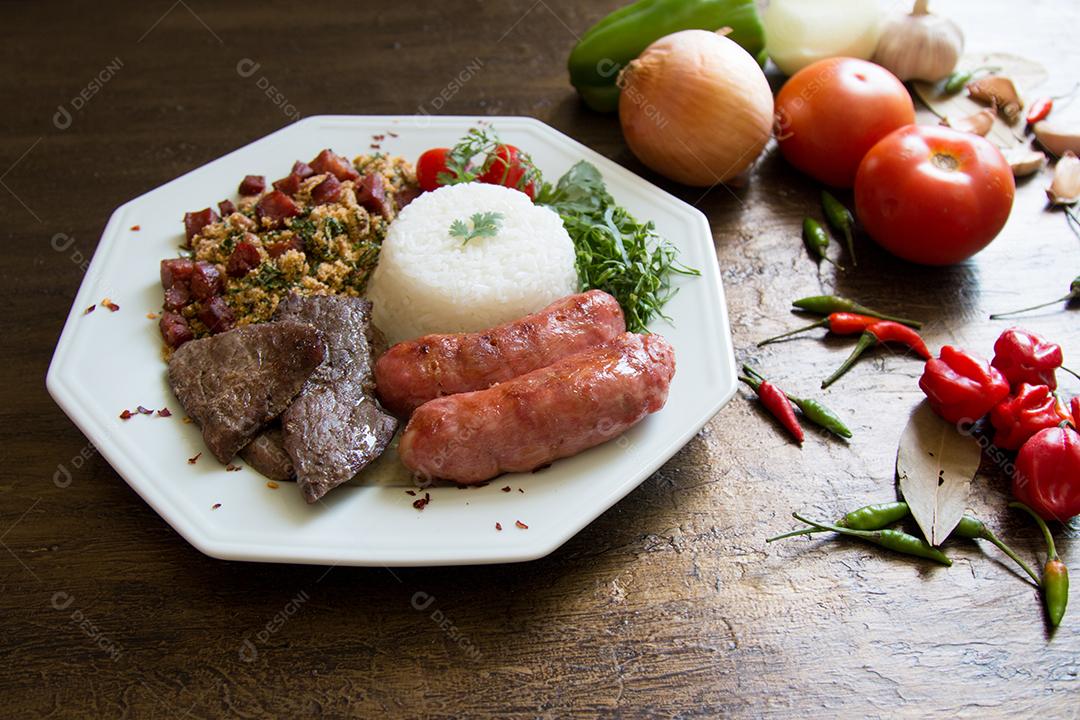 Foto Prato de Comida de Churrasco Brasileiro na Vista Superior de Fundo Envelhecido