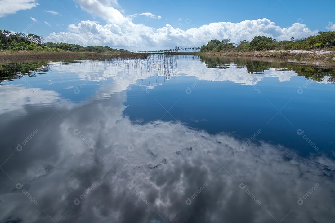 Paisagem do Lago Com Nuvens Refletindo na Água Imagem JPG