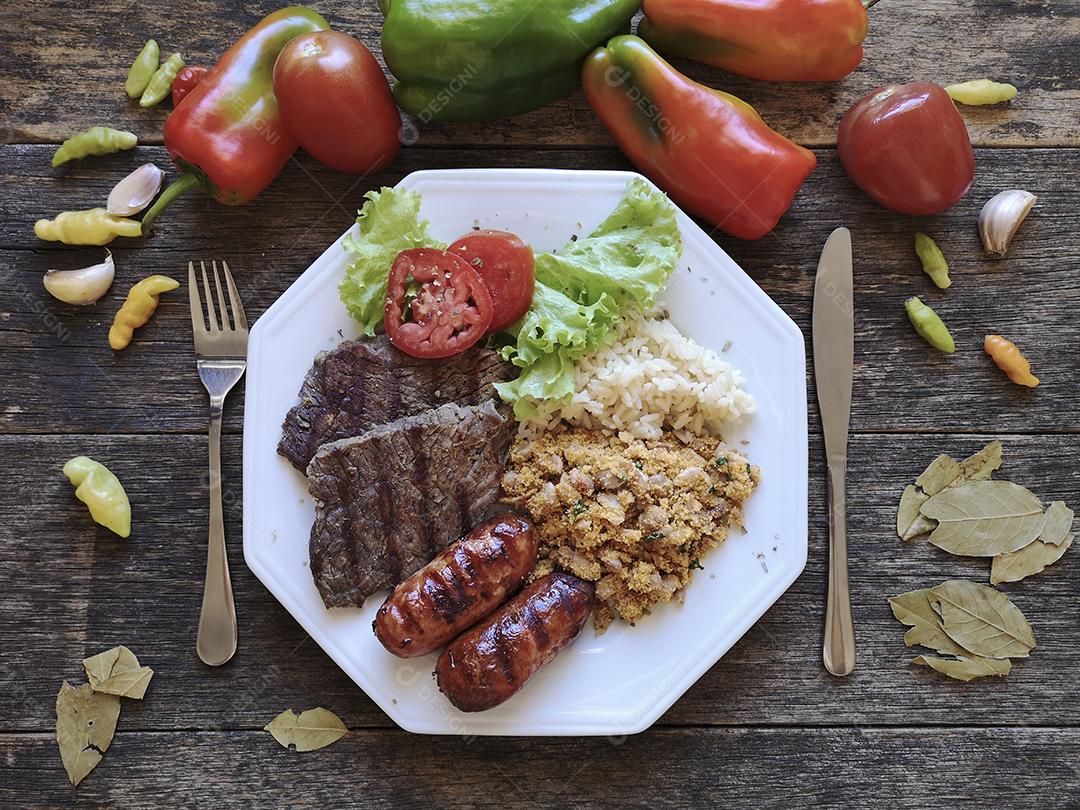 Foto Prato de Comida Tradicional Brasileira Com Churrasco Feijão Arroz e Salada