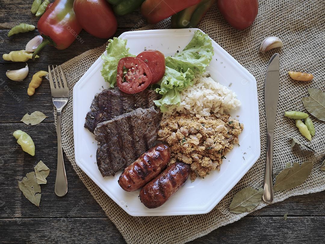 Foto Prato de Comida Tradicional Brasileira Com Churrasco Feijão Arroz e Salada